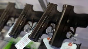 US Judge Strikes Law Barring Handgun Sales to Those Under 21